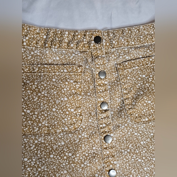 Kimchi Blue Tan Floral Mini Skirt โ Button-Up Jean Style, Size 4 ๐ผ - Picture 2 of 5
